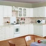 Дизайн столовой и белая кухонная мебель